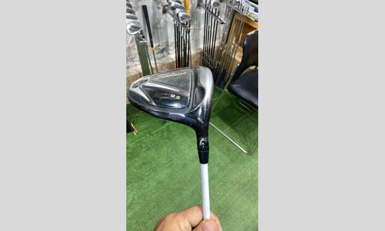 Titleist 915D2 Driver image 4